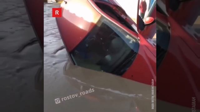 В Ростове машина с двумя детьми провалилась в яму с водой смотреть онлайн