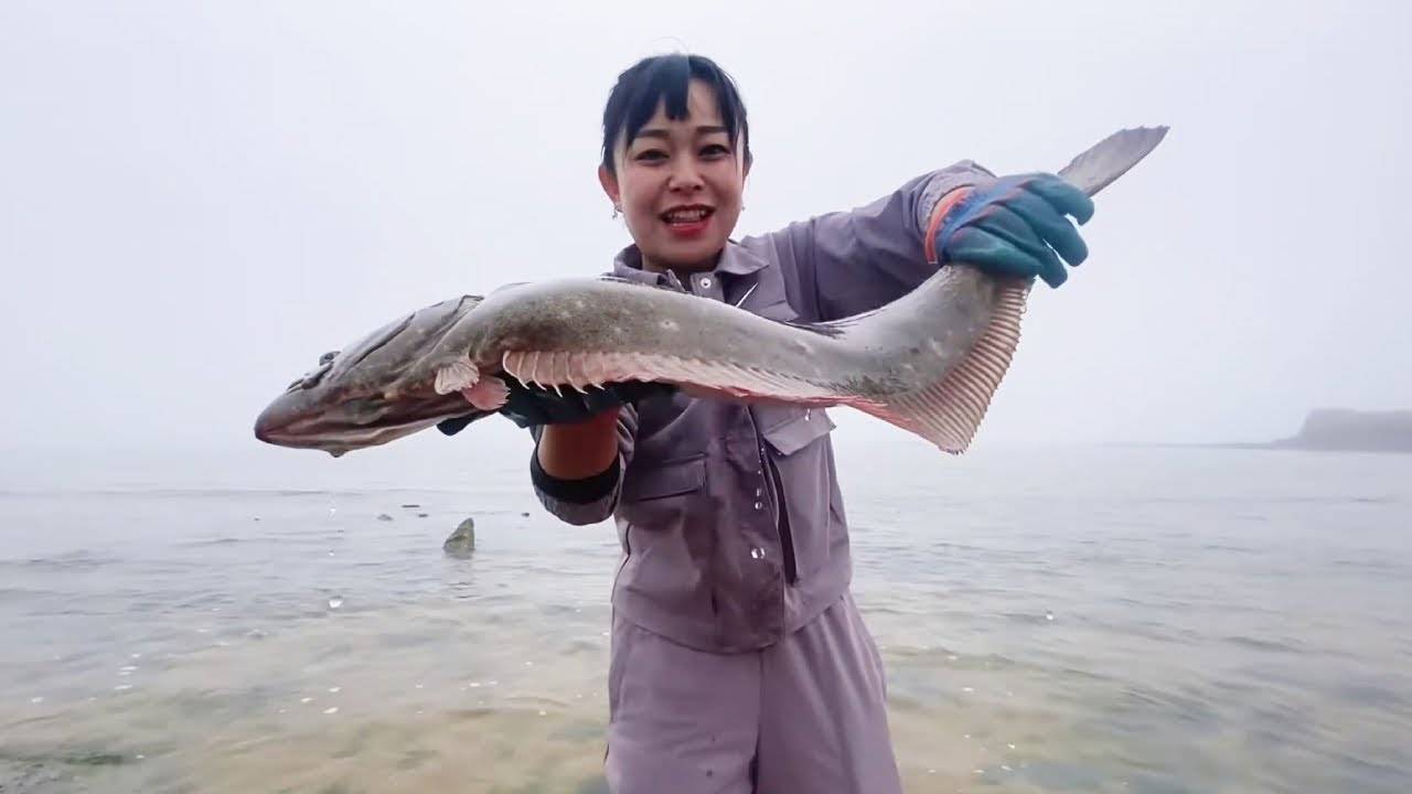 Рыбалка весной. Рыбалка руками, я поймала огромную камбалу и 6 живых омаров! смотреть онлайн