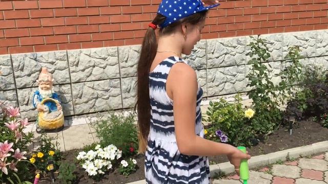 Идём в гости к бабушке и дедушке вместе с Эмили! Игры с водой! Арбуз! смотреть онлайн