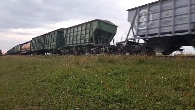 грузовой поезд преодолевает опасное место на маленький подъем с одиночным локомотивом TE33AC-3003 смотреть онлайн