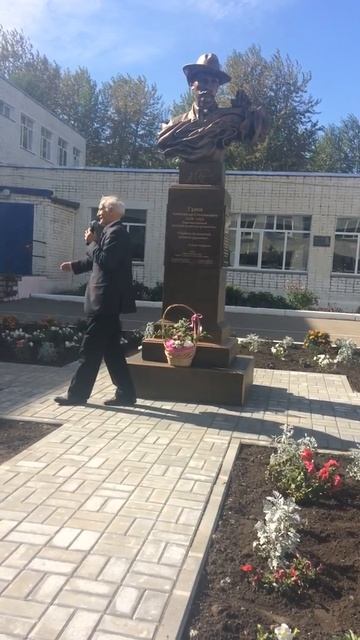 Василий Лановой читает стихи на открытии памятника Грину в Кирове смотреть онлайн