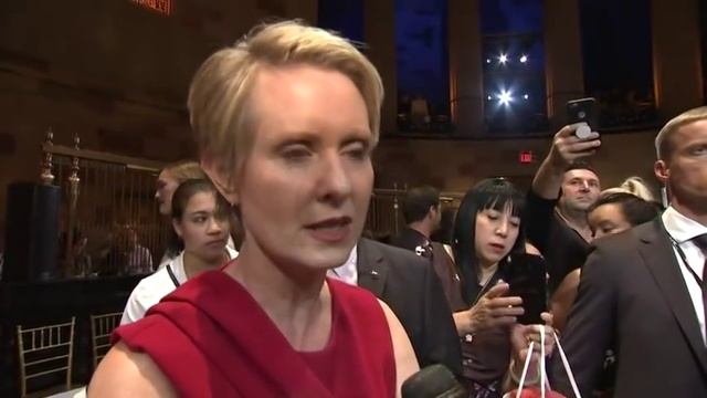 Siriano uses runway to stump for Cynthia Nixon смотреть онлайн