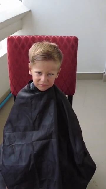 модная стрижка на балконе отеля #детскиеСтрижки#моднаяСтрижкаДляМальчика#отель#дети#comedy#приколы смотреть онлайн