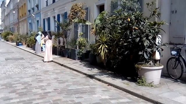 Расписные фасады. Экзотические домики в Париже. Лионский Вокзал и его окрестности/Rue Crémeux. смотреть онлайн
