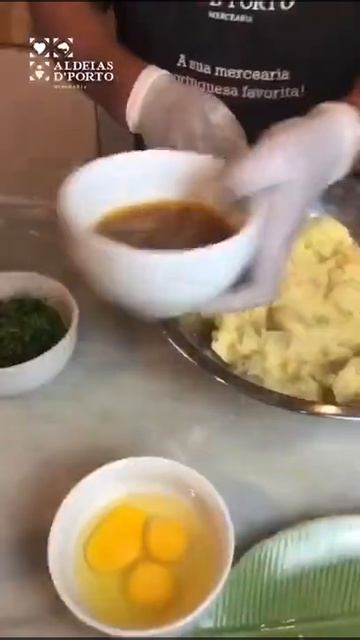 Como fazemos nosso famoso bolinho de bacalhau tradicionalmente na Aldeias D'Porto смотреть онлайн