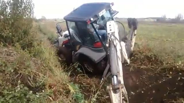 Retroexcavadora Terex "saliendo de un canal" смотреть онлайн