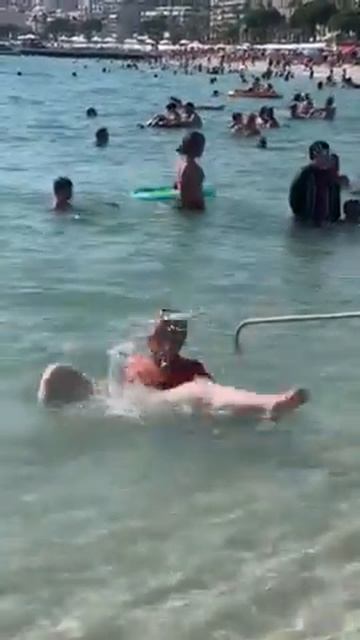 Как моя старшая сестра Люся (15 лет) плавает в море в Сочи. смотреть онлайн