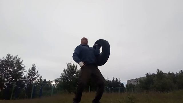 Жимы покрышки вверх одной рукой. Колхозный кроссфит#34. смотреть онлайн