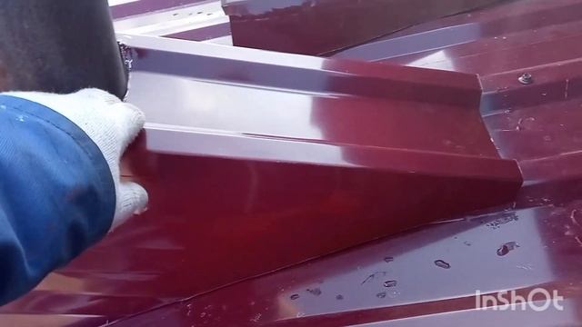 Проход трубы через крышу из профнастила.Passage de tuyaux à travers le toit ondulé. смотреть онлайн