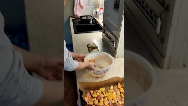 Маленький кулинар на Маминой кухне #рецепты #funny #happy #kids #life #kitchen #СтЭлСхАнгел смотреть онлайн