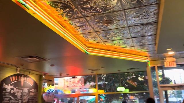 The Taste of Little Italy.Это старомодное кафе в стиле ретро.Превосходное мороженое. . смотреть онлайн