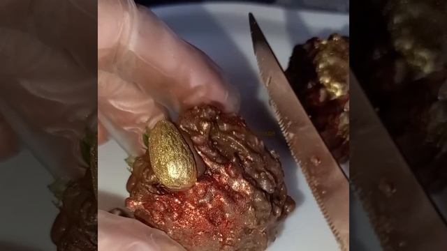 КЛУБНИКА ПИРОЖНОЕ.
Клубника с жареными орехами в шоколаде.Это ооочень вкусно, стоит попробовать!