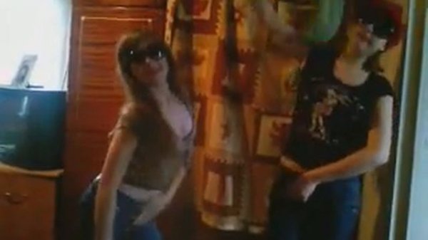 Телки отжигают)))