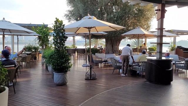 Кафе в яхт-клубе Dubai Creek Club Villas, ОАЭ, 20.04.2023 смотреть онлайн
