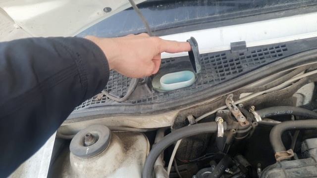 Lada Largus - Расположение бочка омывателя лобового стекла