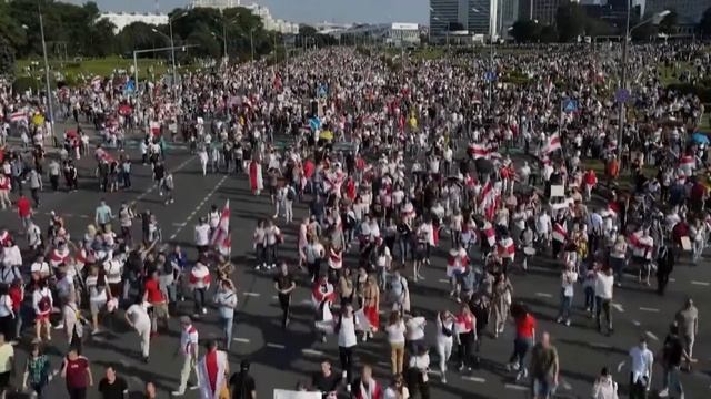 Лукашенко обещает вынести новую конституцию на референдум смотреть онлайн