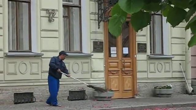 Дворник подметает сердца смотреть онлайн