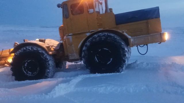 Кировец топчет зимник, очень опытный тракторист. смотреть онлайн