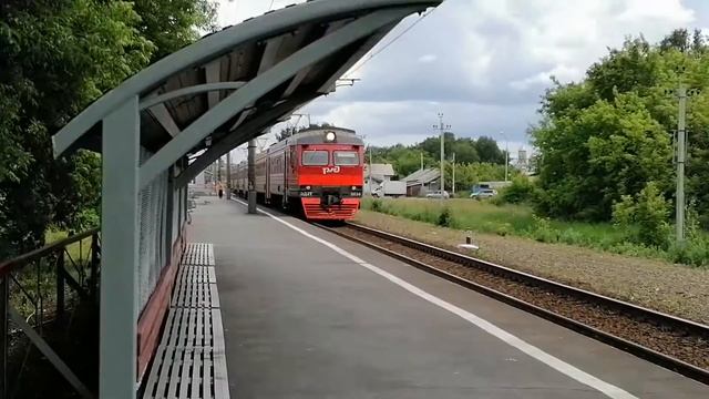 Электропоезд ЭД2Т-0034 прибывает к о.п. Совхоз Бердский смотреть онлайн