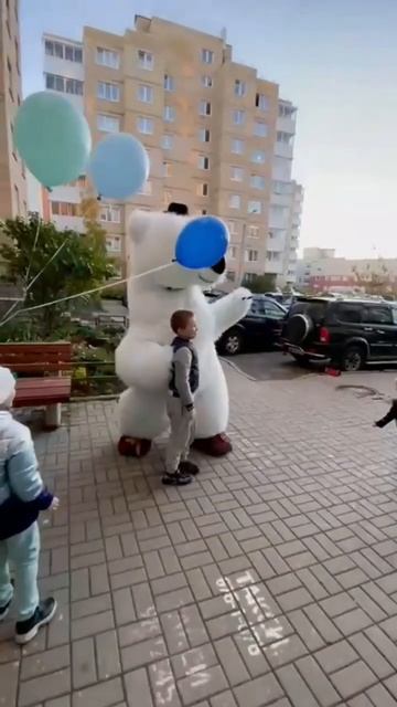 Мишка в Санкт-Петербурге радует своих именинников смотреть онлайн