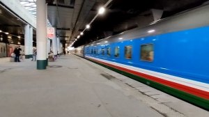Ладожский вокзал Санкт-Петербурга летним вечером. Движение поездов на транзитном вокзале Петербурга