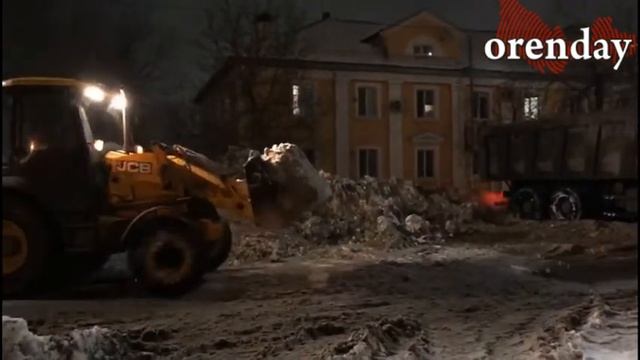 В Оренбурге коммунальная техника работает ночью как днём смотреть онлайн