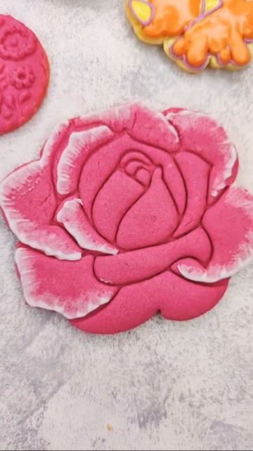 Вы не верили, что это печенье, поэтому я засняла весь процесс изготовления этой розы для Вас