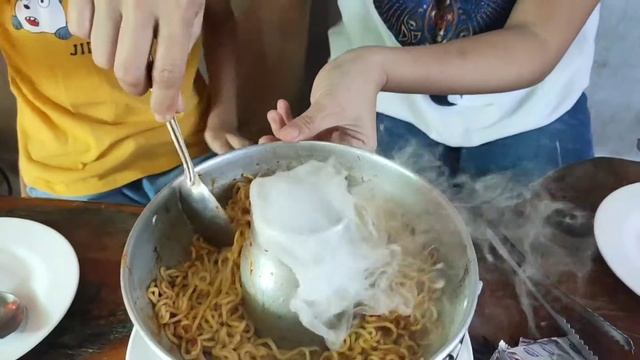 П' Мена МэйБоу | Лапша быстрого приготовления...Сухой лед | @P-MenaMaeBow-Rus