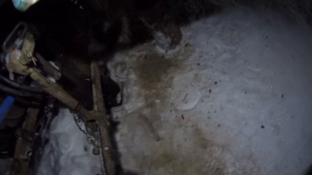 Чуть не опрокинул трактор | Ночная установка большого колеса на трактор в одиночку... смотреть онлайн