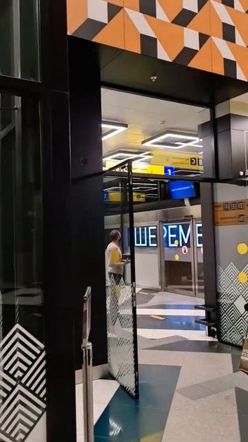 Подземный поезд между терминалами в аэропорту Шереметьево смотреть онлайн