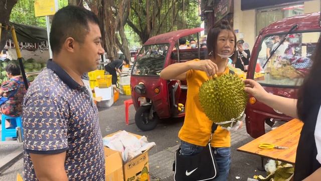 地摊榴莲包开包甜，大姐生意好到盒子都用完了，赶紧让勇哥去市场在买一些【乡村大姐】 смотреть онлайн