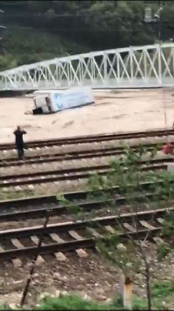 Фура в речке под Туапсе 24.10.2018 смотреть онлайн