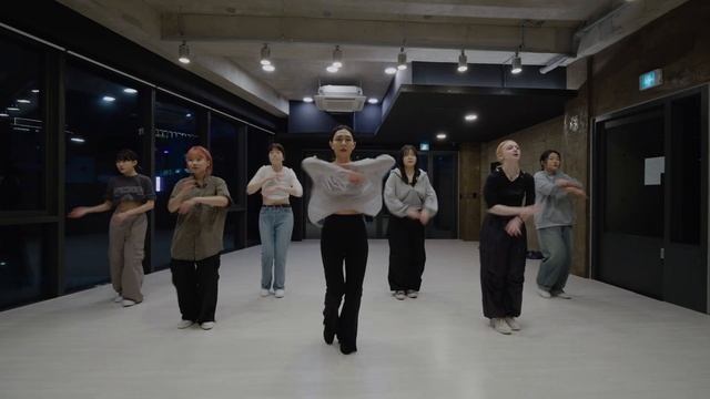 Swingin man waacking dance choreography by WAAKI / Beginner Class смотреть онлайн