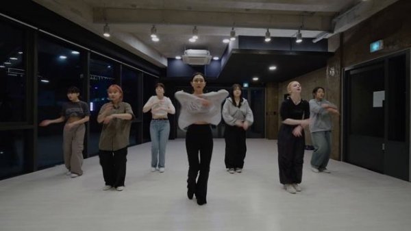 Swingin man waacking dance choreography by WAAKI / Beginner Class