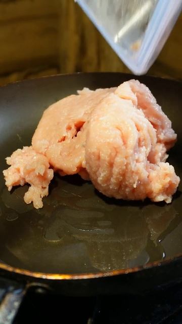 Жизнь в доме под землёй #землянка #домподземлей #лес смотреть онлайн