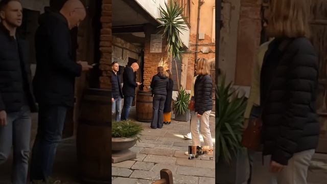 Фу! Еда выглядит как будто ее кто-то уже ел! #венеция #venezia #кафе смотреть онлайн