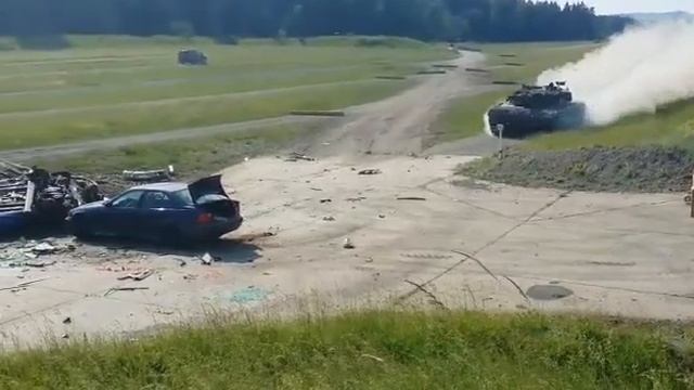 танк против легковушки смотреть онлайн