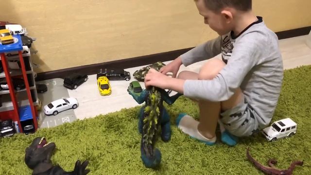 УЖАСССС Динозавры напали на парковку с машинами.Битва динозавров , кто победит ??? смотреть онлайн