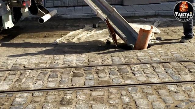 На Замарстинівській працівники заливають бетон у каналізаційний люк смотреть онлайн