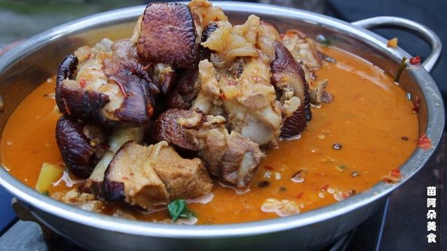 30斤大猪蹄，苗大姐做“酸汤猪脚”，皮脆肉嫩，直接用手抓着啃，过瘾！【苗阿朵美食】 смотреть онлайн