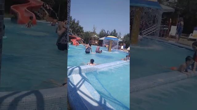В аквапарке, 1200 руб на весь день , 2 взрослых и 2 детей смотреть онлайн