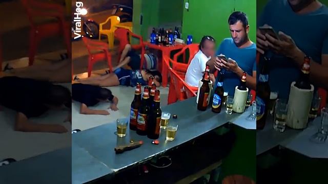Man stuck in the phone while cafe is Robbing / Залип в телефоне когда происходило ограбление смотреть онлайн