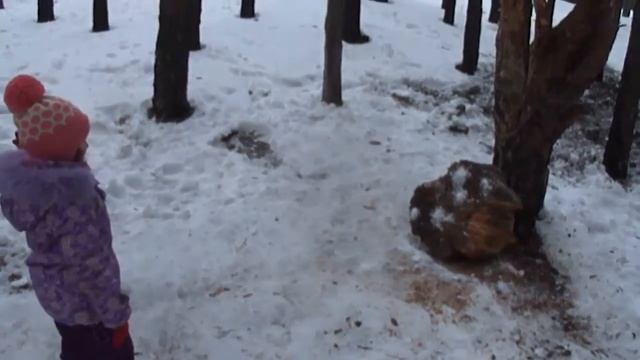 Маша кидает снежки в мишень смотреть онлайн