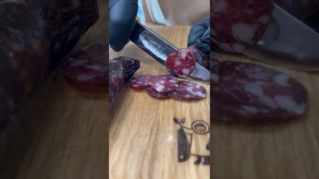 Наша новинка 🆕 В видео показали сыровяленую колбасу из оленины в разрезе 😋 смотреть онлайн