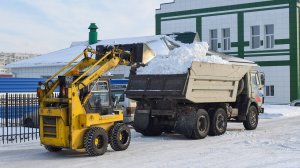 Погрузчик МКСМ-800Н. Погрузка снега в КамАЗ-55111.