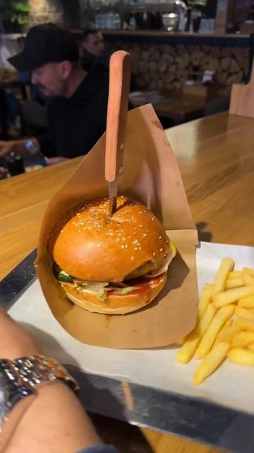 Самый посредственный бургер, с ожиданием в 40 минут.Ресторан Tootsie, 9 линия в.о 30. смотреть онлайн