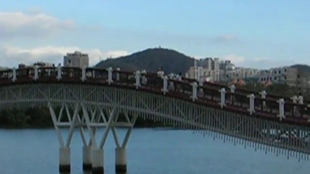 Footbridge over Sanya river, Hainan, China Пешеходный мост Санья, Хайнань, Китай смотреть онлайн