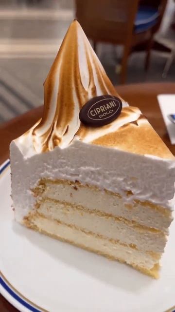 Самые вкусные десерты Дубая #dubai #restaurantsdubai #ciprianidolci #shorts смотреть онлайн