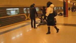 Драки быдло в поездах и метро. Мгновенная карма