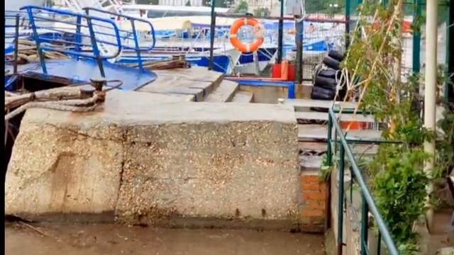 Крым, Балаклава - набережная Назукина, пристань и рыбный ресторан смотреть онлайн